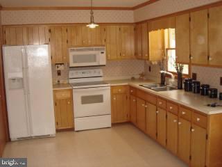 20 Capetown Road Ocean Pines, MD 21811 - Photo 4 of 11 a kitchen with a sink stove and refrigerator