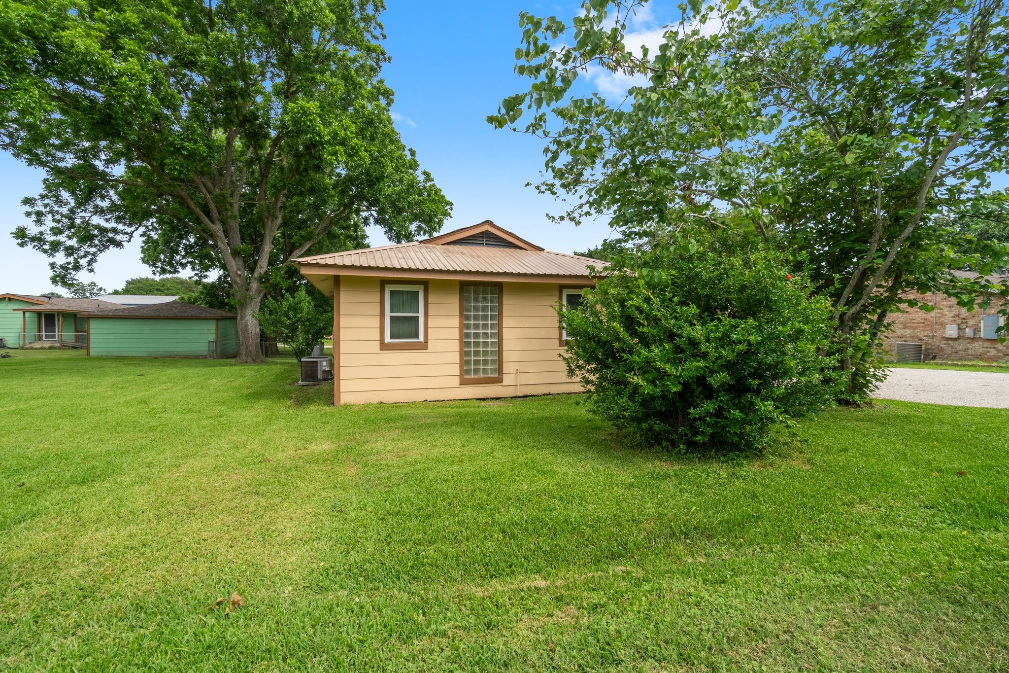 21 Clearview Point Blank, TX 77364 - Photo 39 of 43 a front view of a house with a garden