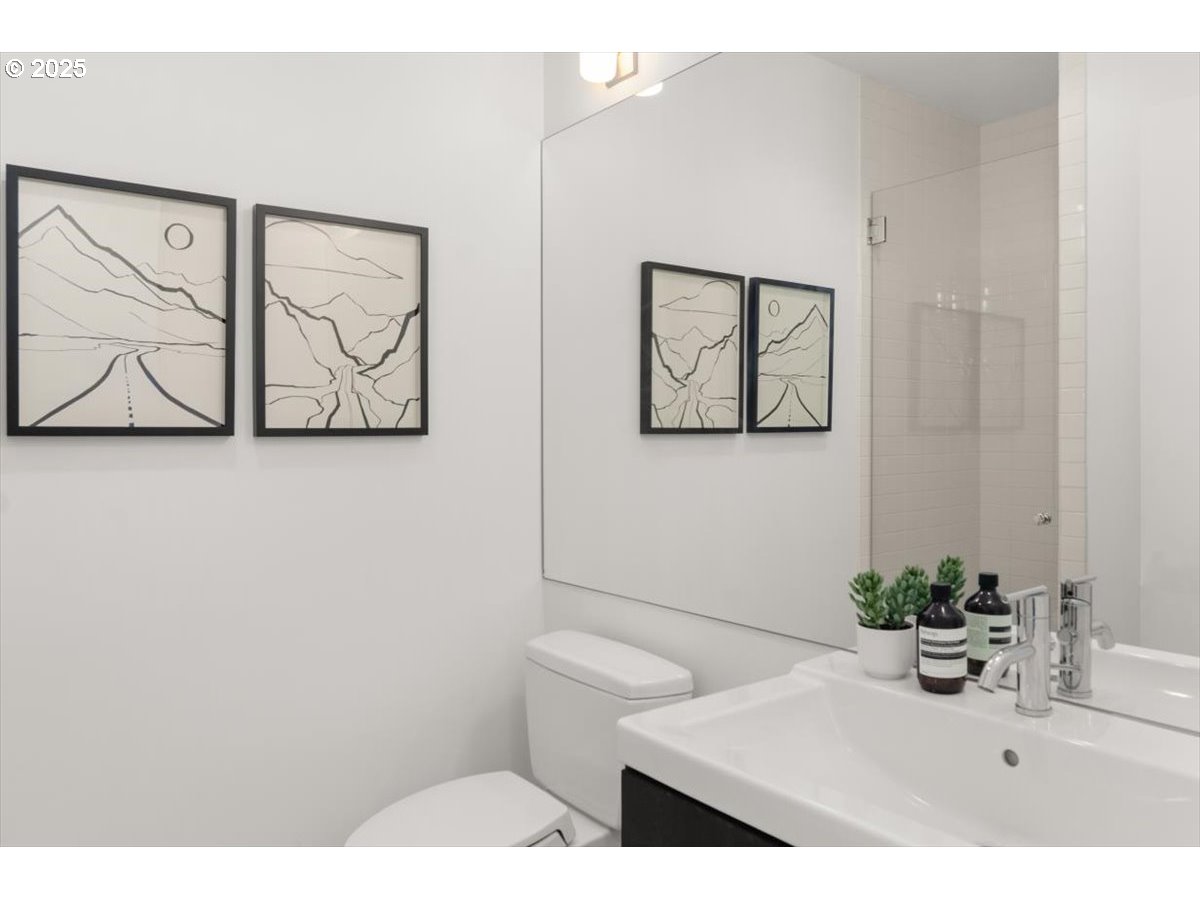 245 South Meade Street, Unit M1 Portland, OR 97201 - Photo 14 of 31 Bathroom