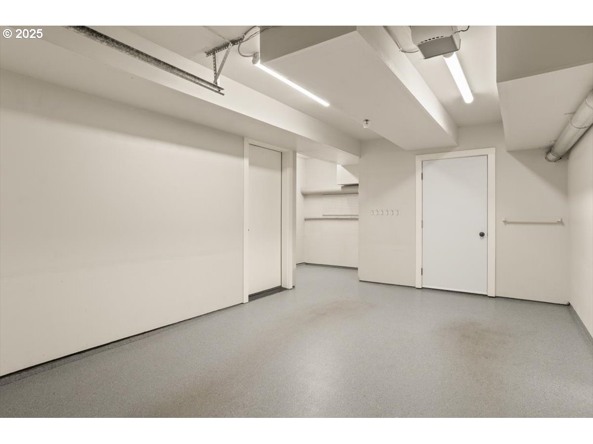 245 South Meade Street, Unit M1 Portland, OR 97201 - Photo 29 of 31 Garage