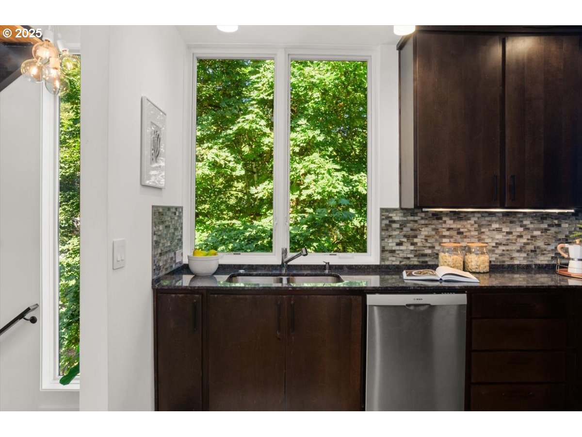 245 South Meade Street, Unit M1 Portland, OR 97201 - Photo 10 of 31 Kitchen