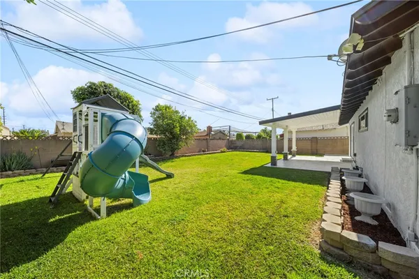 a view of an house with backyard porch and garden