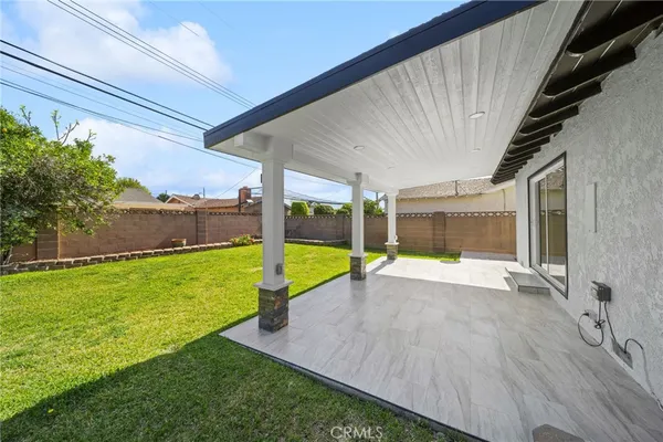 a view of a house with backyard and porch