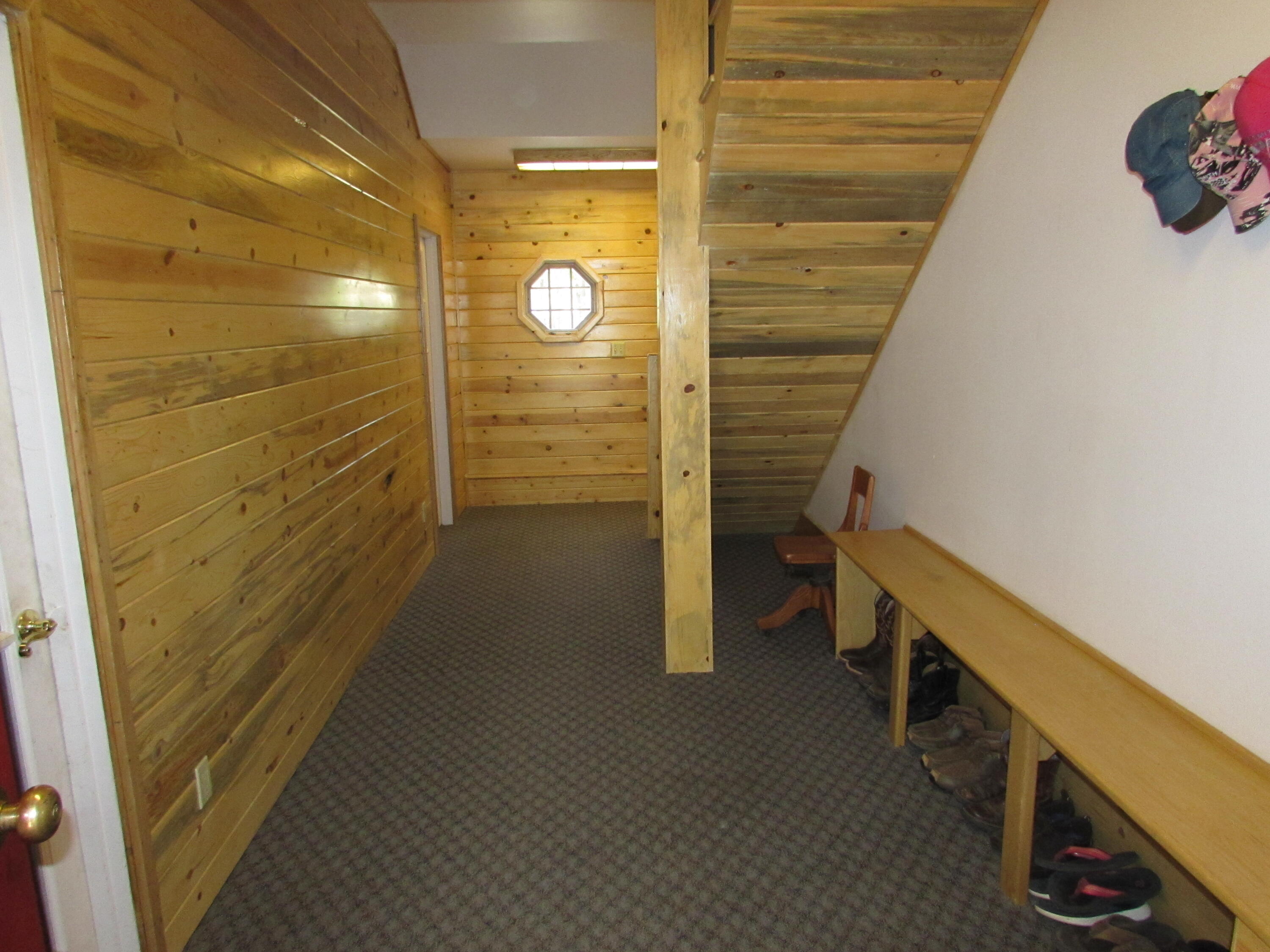 152168 Conestoga Road La Pine, OR 97739 - Photo 16 of 36 Downstairs Hallway