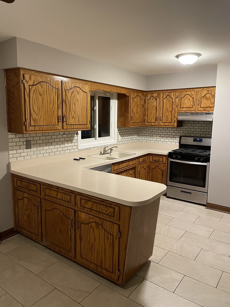 10301 McVicker Avenue Chicago Ridge, IL 60415 - Photo 20 of 21 a kitchen with stainless steel appliances a sink and cabinets