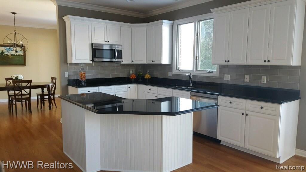 690 Panorama Drive Rochester, MI 48306 - Photo 4 of 23 IMG_9628.JPG