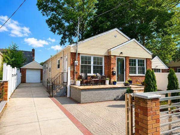 $879,000 | 187-10 121st Avenue | St. Albans