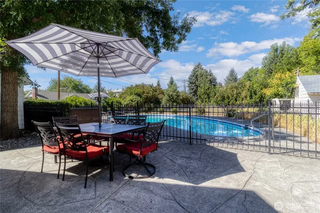 a view of a dinning table and chairs in the patio