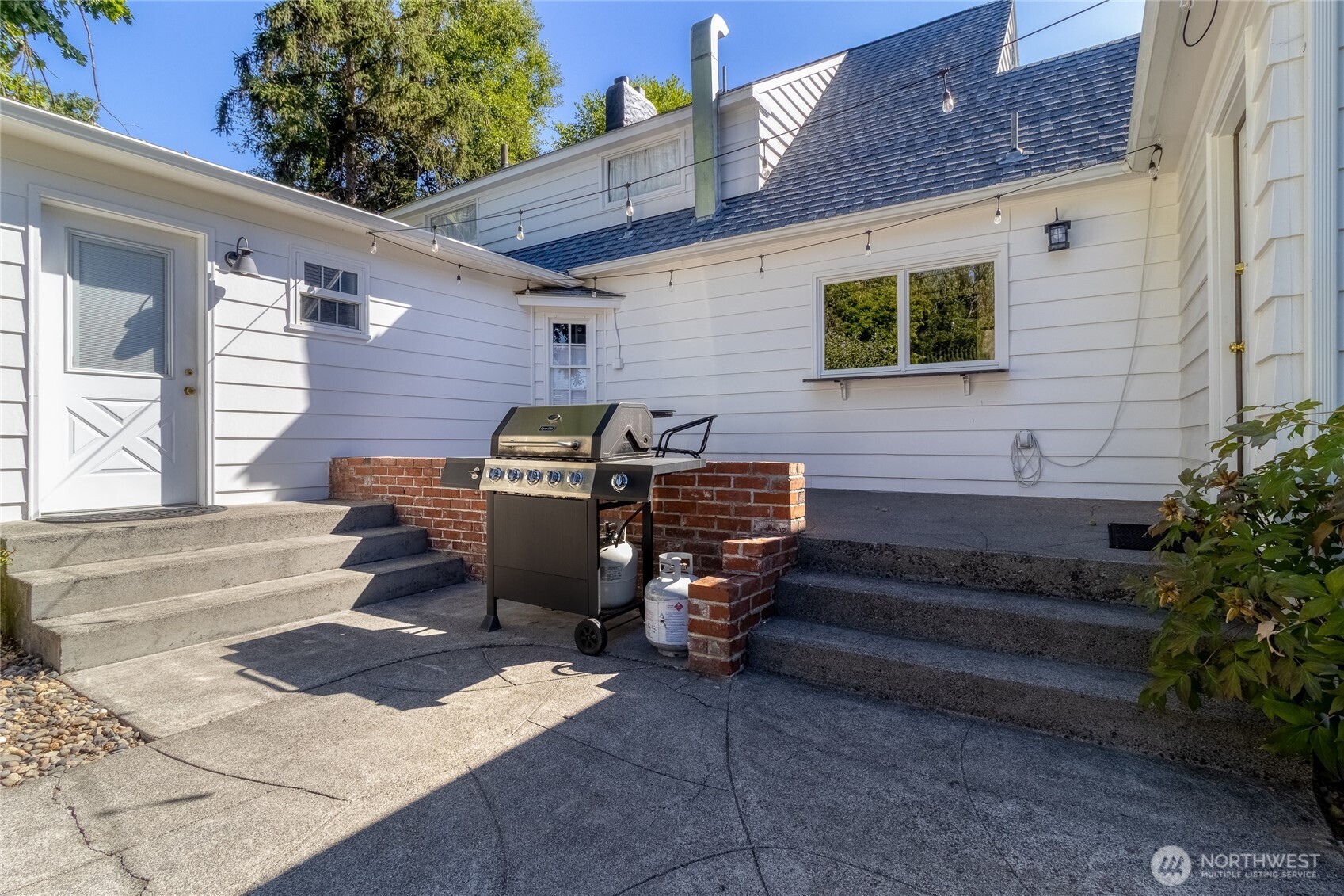 1402 Howard Street Walla Walla, WA 99362 - Photo 31 of 34 a view of a backyard with chairs and a garage
