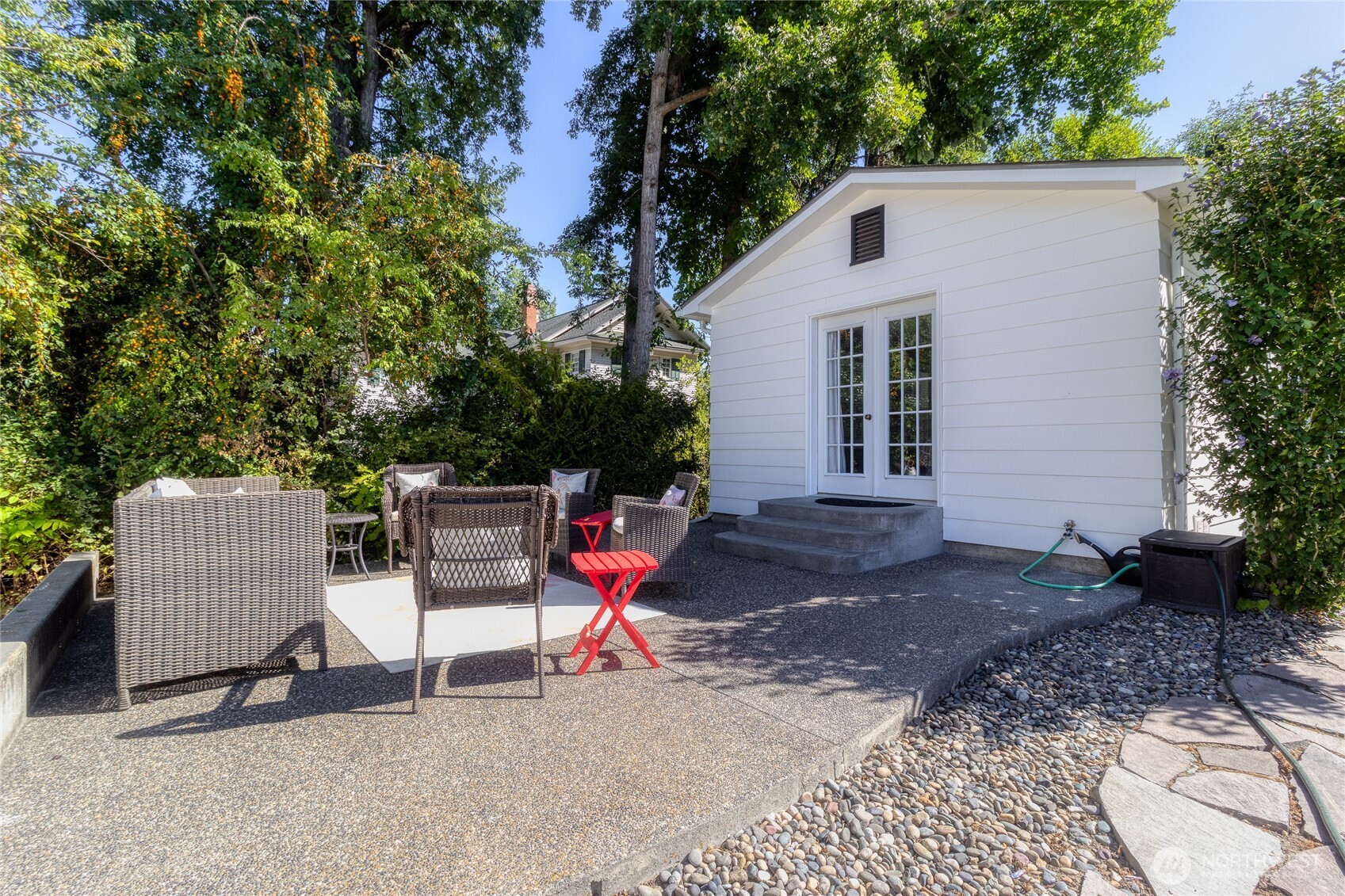 1402 Howard Street Walla Walla, WA 99362 - Photo 32 of 34 a backyard of a house with seating space