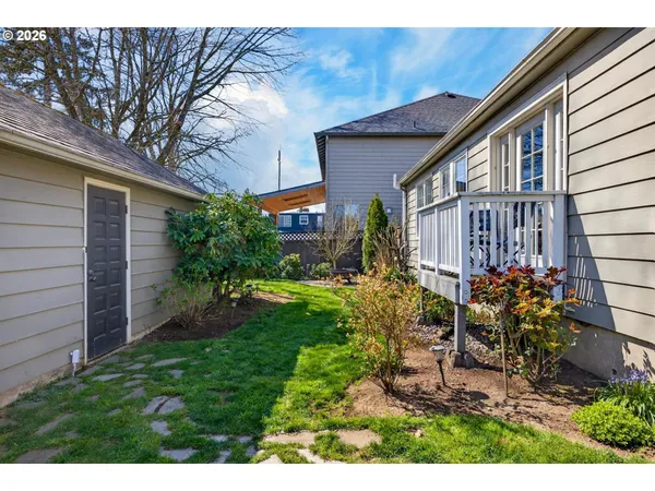 a view of a house with backyard and garden