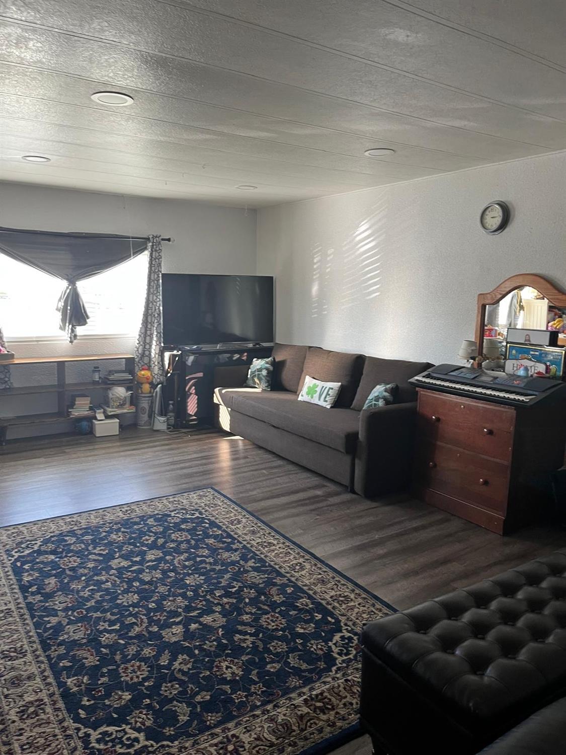 3950 Mack Road, Unit 182 Sacramento, CA 95823 - Photo 20 of 35 a living room with furniture