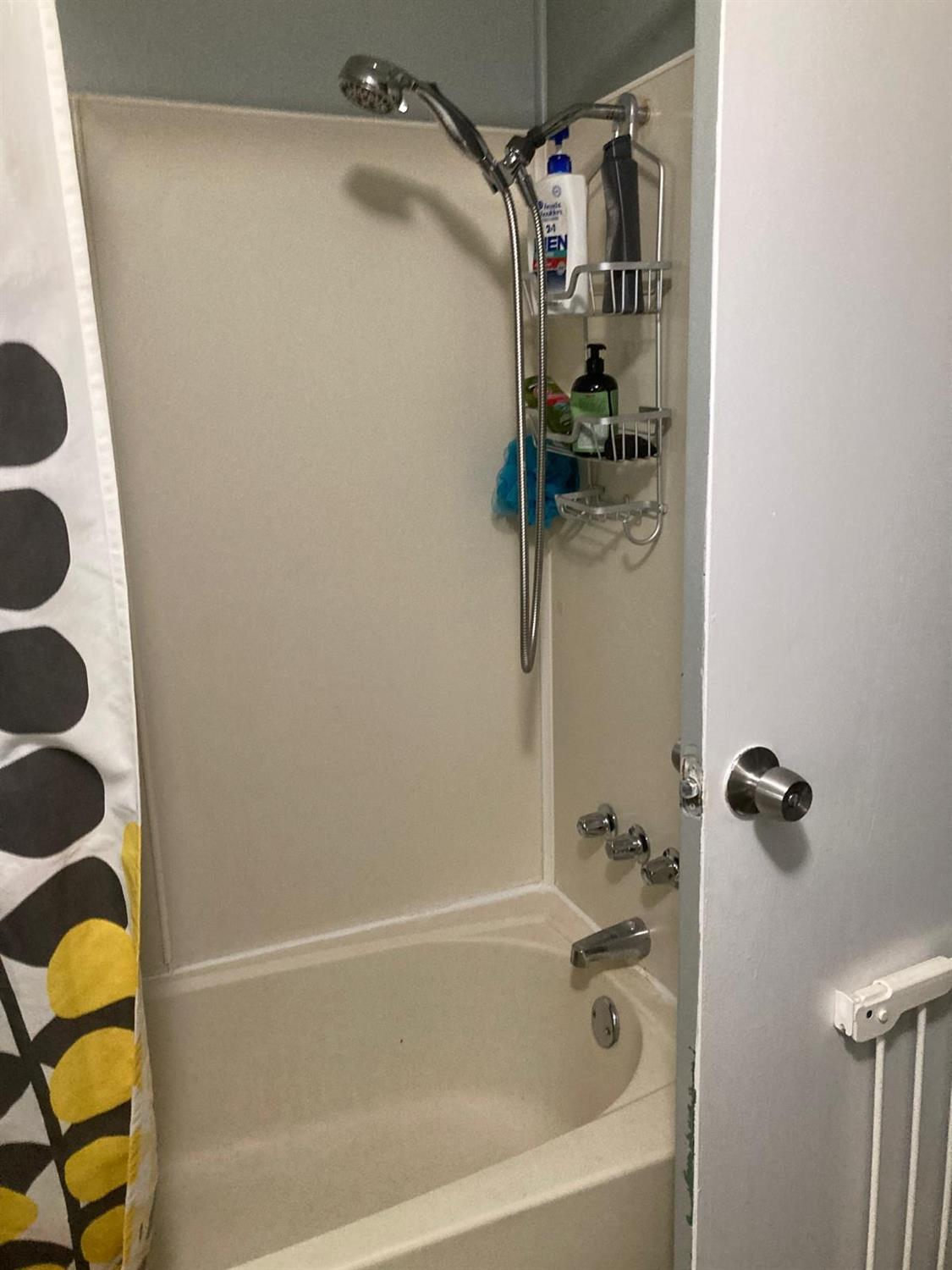 3950 Mack Road, Unit 182 Sacramento, CA 95823 - Photo 23 of 35 a bathroom with a shower