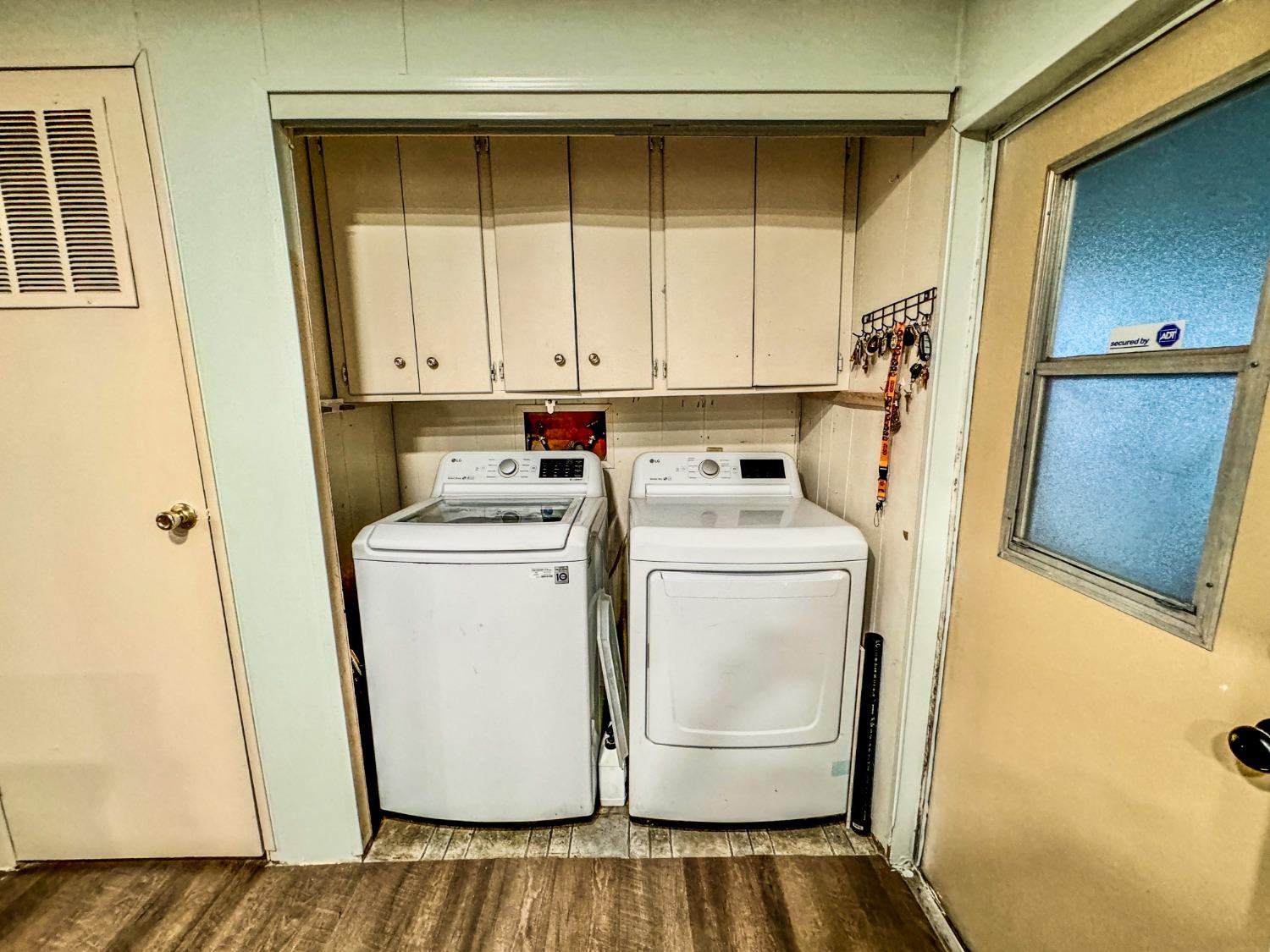 3950 Mack Road, Unit 182 Sacramento, CA 95823 - Photo 10 of 35 a utility room with dryer and washer