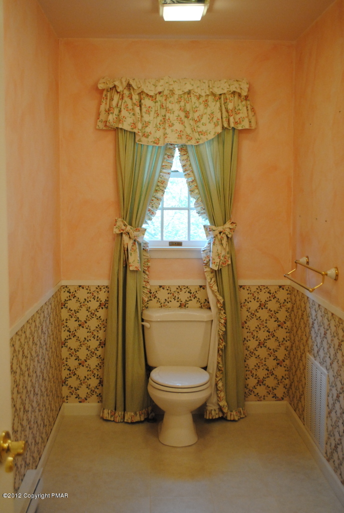 185 Five Springs Road Stroudsburg, PA 18360 - Photo 14 of 29 Master bath #4 photo