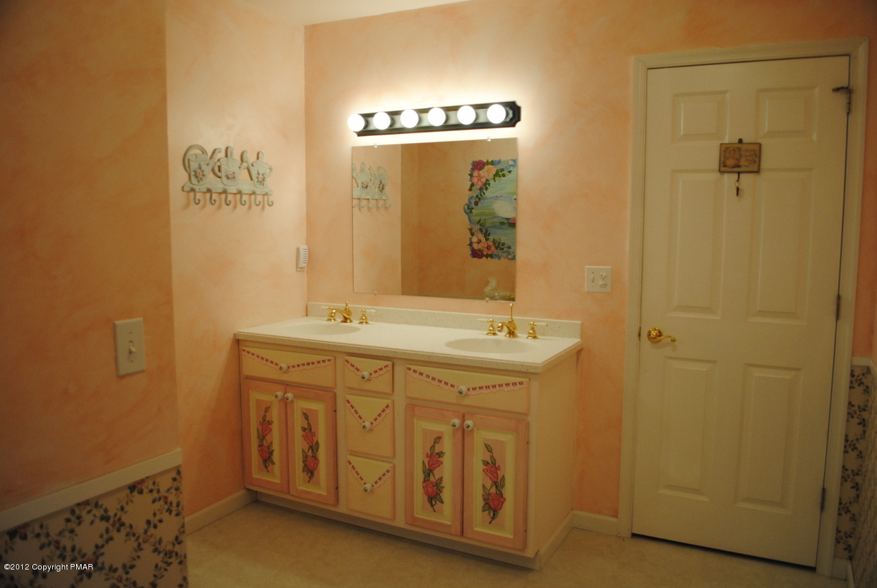 185 Five Springs Road Stroudsburg, PA 18360 - Photo 15 of 29 Master bath #5 photo
