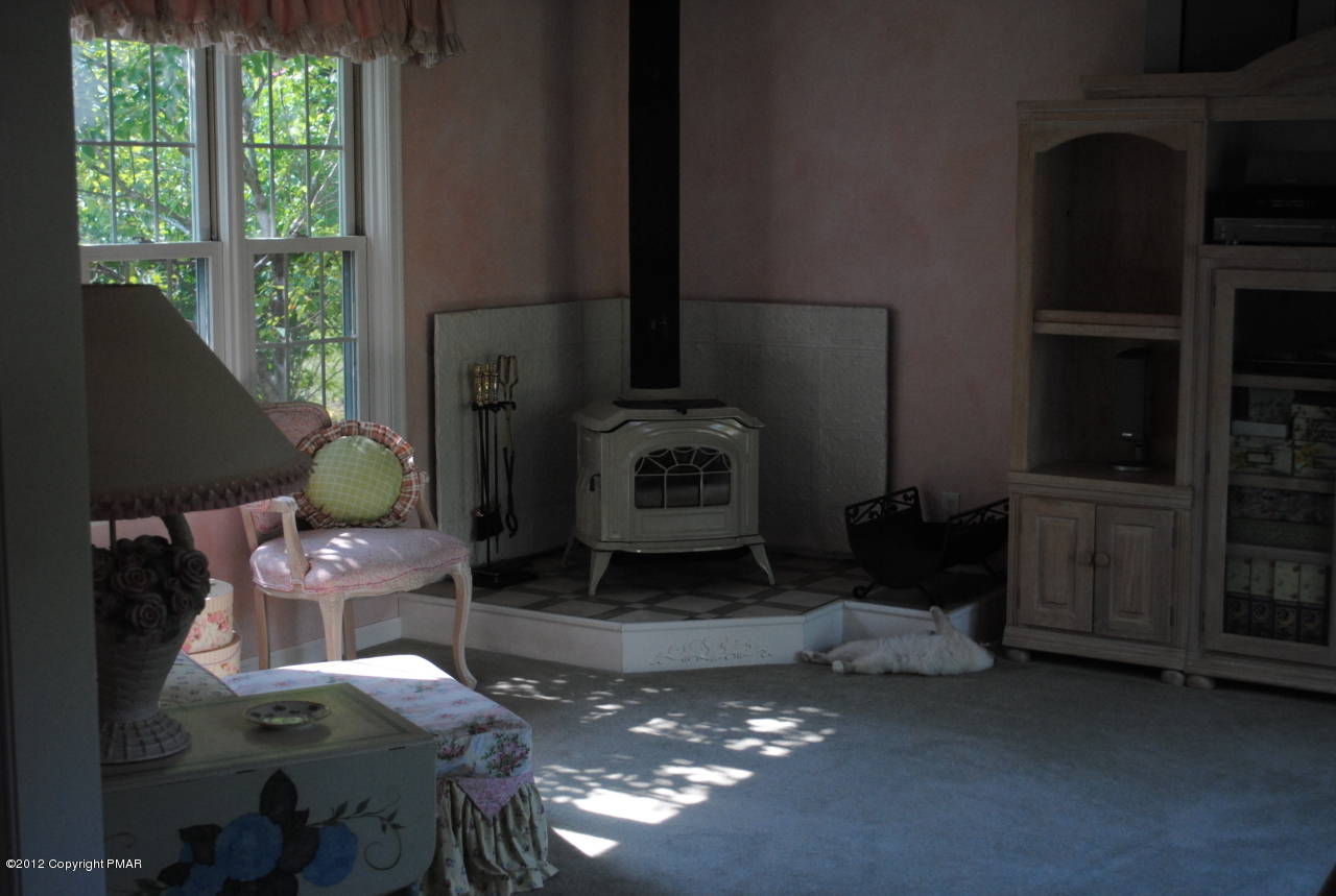 185 Five Springs Road Stroudsburg, PA 18360 - Photo 10 of 29 Family room #2