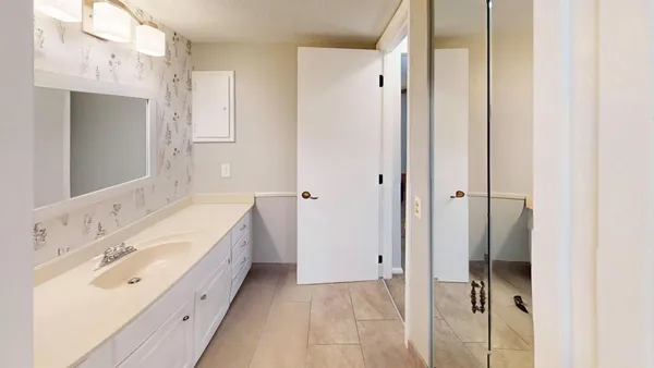 $219,900 | 1850 Eagle Ridge Drive, Unit E205, Mendota Heights, MN 55118