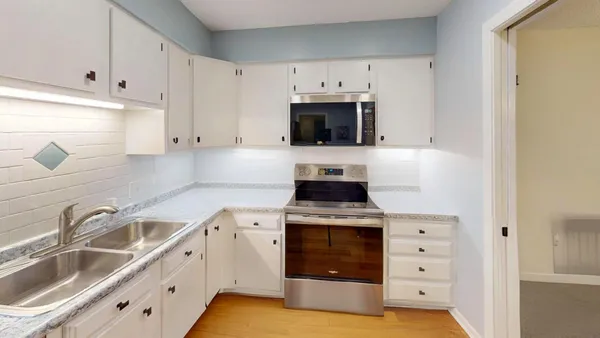 $219,900 | 1850 Eagle Ridge Drive, Unit E205, Mendota Heights, MN 55118