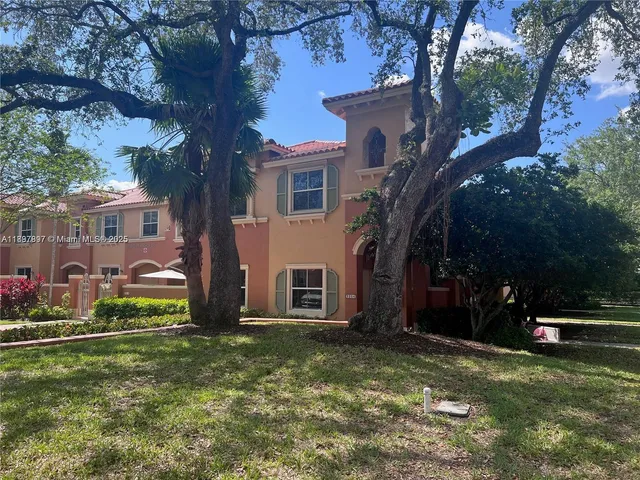 a view of a house with backyard