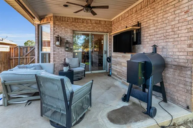 a view of a back yard