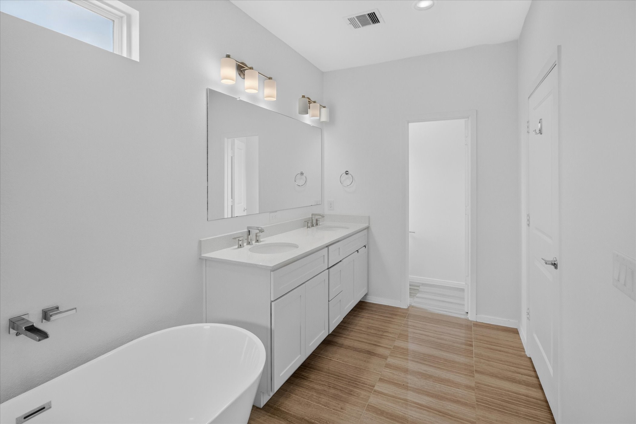 1526 Ojeman Road, Unit C Houston, TX 77055 - Photo 14 of 27 Primary bedroom bath