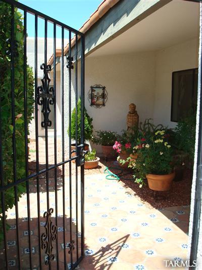 9985 North Desert Sky Road Oro Valley, AZ 85737 - Photo 5 of 43 a view of a porch