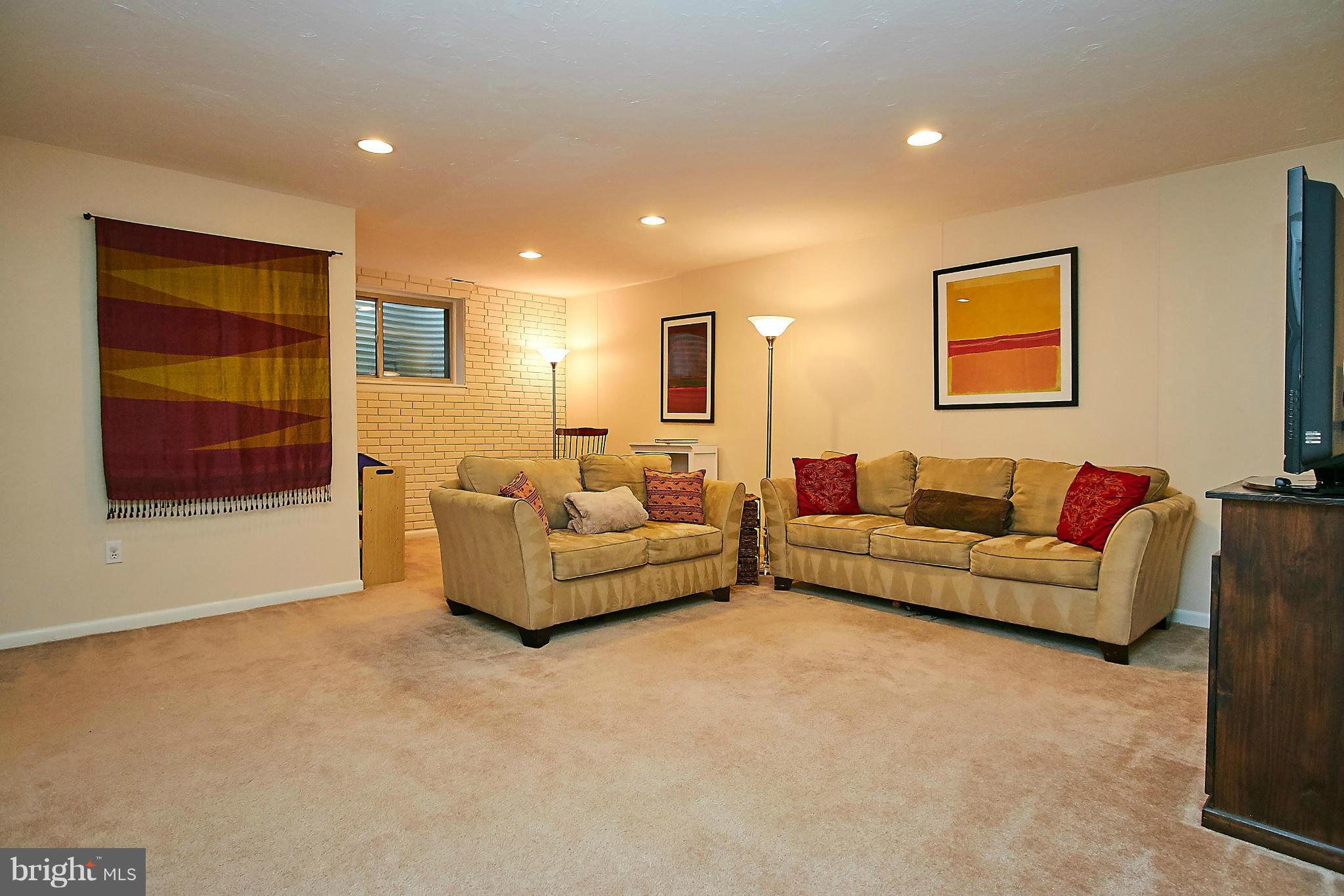 11661 Newbridge Court Reston, VA 20191 - Photo 23 of 29 A large space for recration