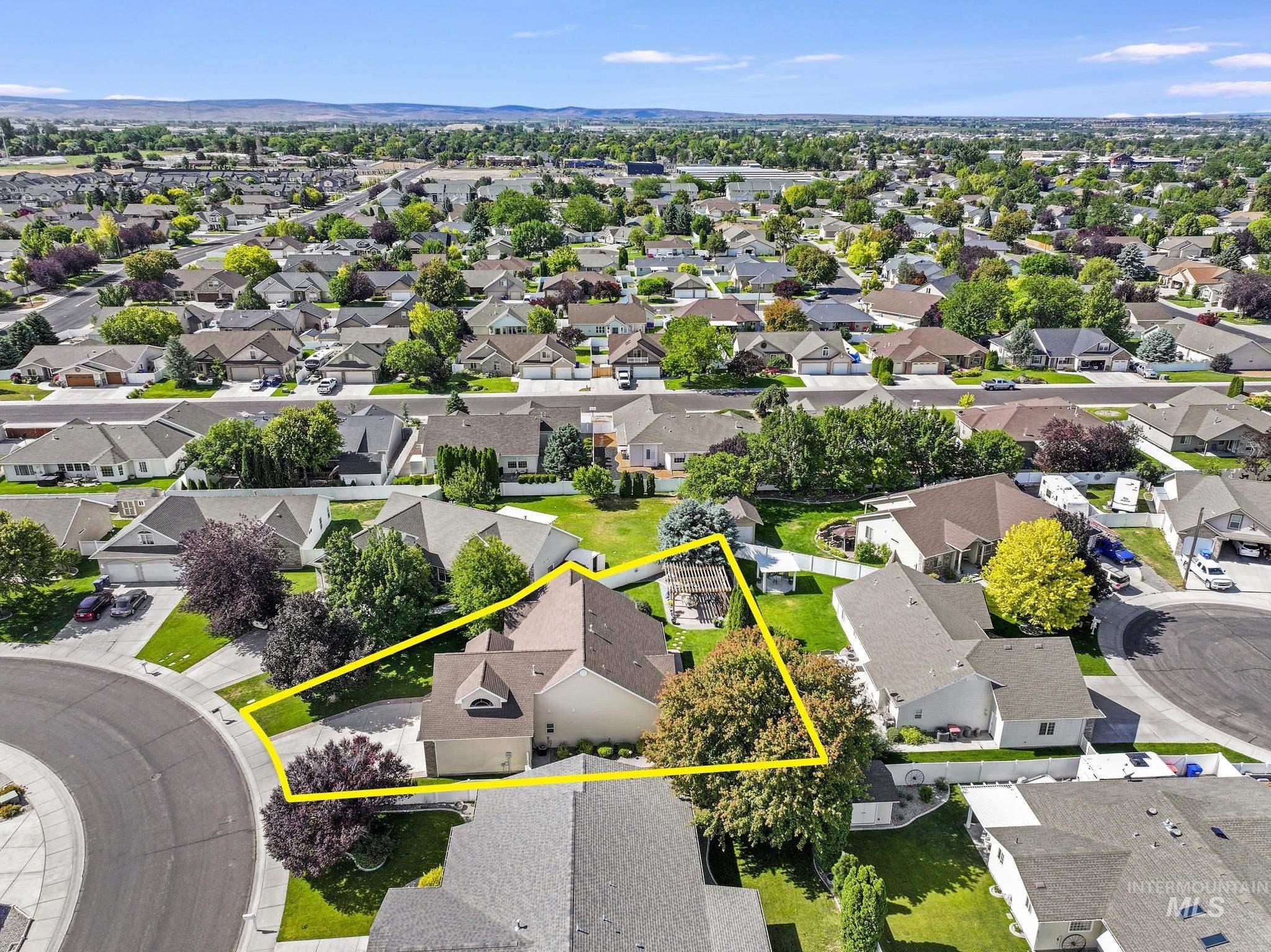 467 Wildrose Loop Twin Falls, ID 83301 - Photo 43 of 46 Aerial depiction of a residential property situated on a cul-de-sac, featuring a two-story structure with an attached garage