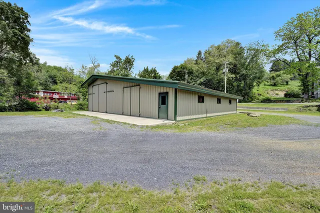 a view of a house with backyard and trees