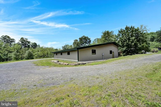 a view of a house with backyard and trees