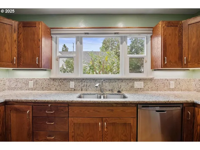 $449,900 | 1725 24th Street Northeast, Salem, OR 97301