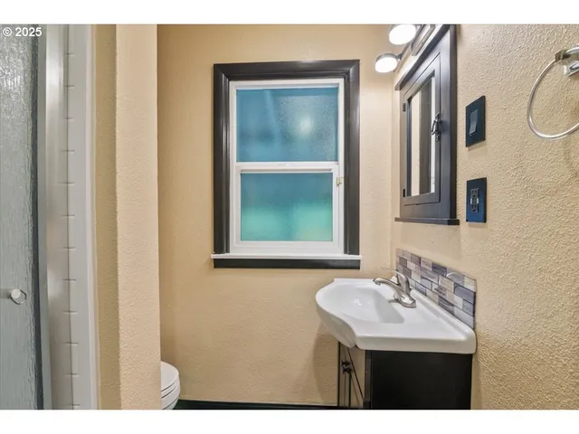 $449,900 | 1725 24th Street Northeast, Salem, OR 97301