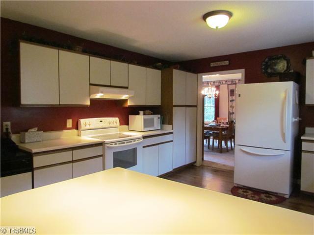 7807 Snow Road Greensboro, NC 27409 - Photo 11 of 16 Kitchen.
