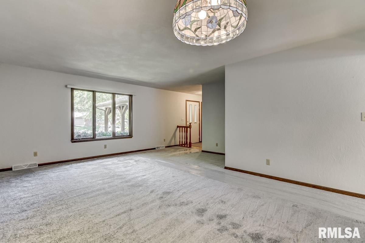 2836 Crown Point Springfield, IL 62704 - Photo 4 of 34 Gallery Image 4
