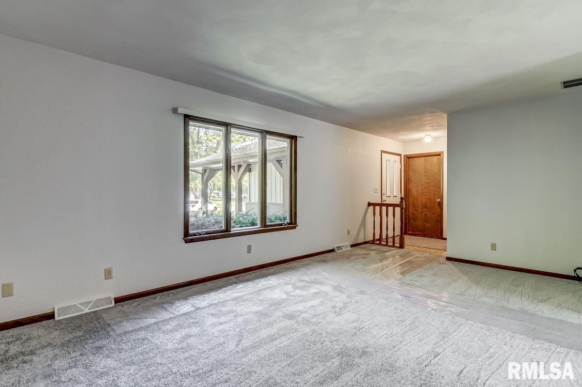 2836 Crown Point Springfield, IL 62704 - Photo 7 of 34 Gallery Image 7