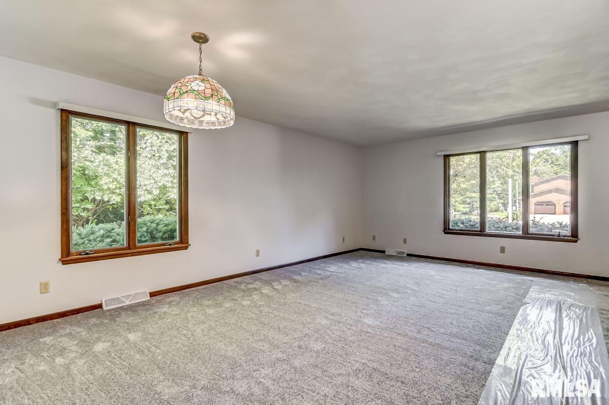 2836 Crown Point Springfield, IL 62704 - Photo 9 of 34 Gallery Image 9