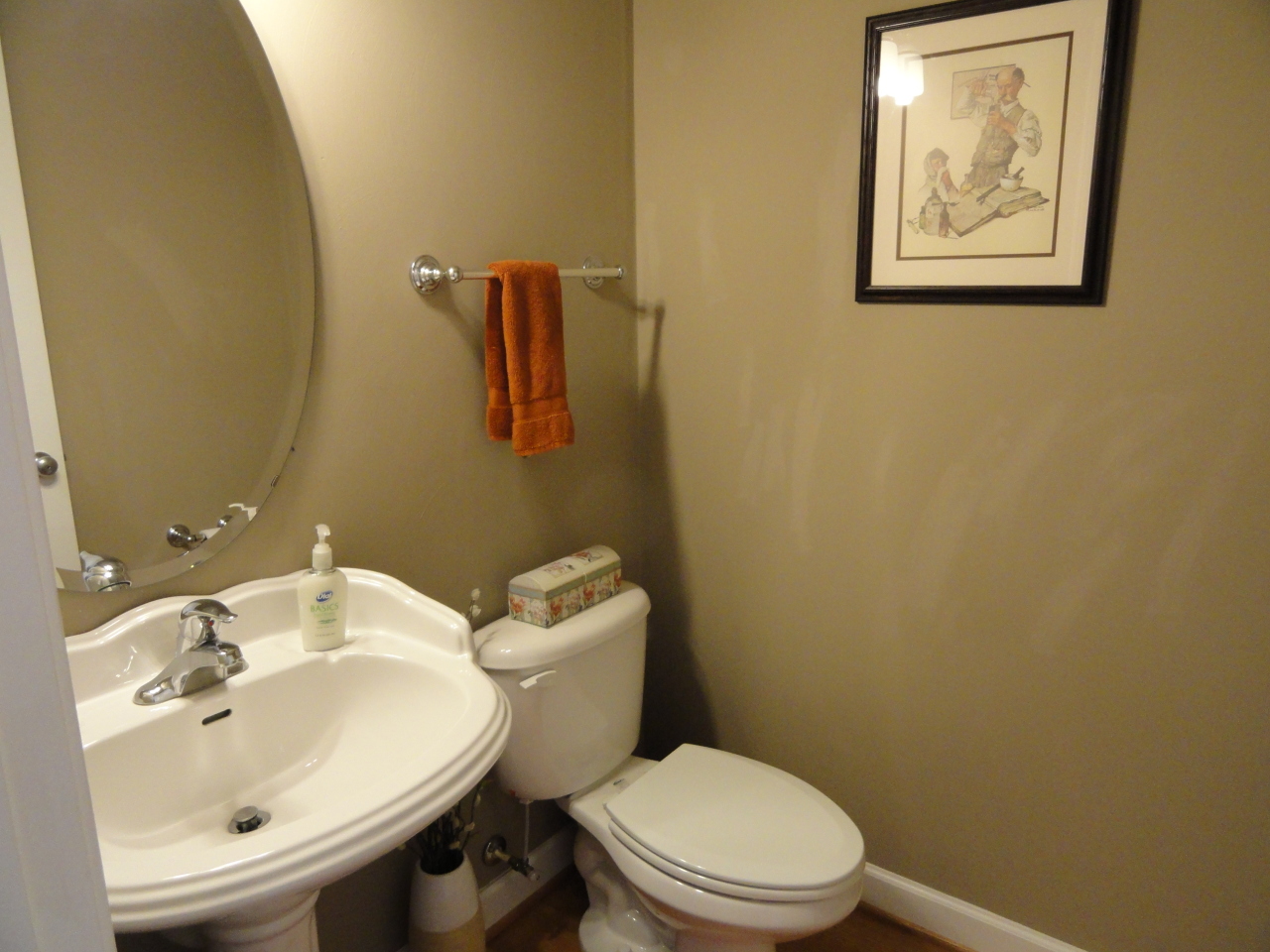 2826 Green Ridge Road Roanoke, VA 24019 - Photo 13 of 21 a bathroom with a toilet sink and mirror