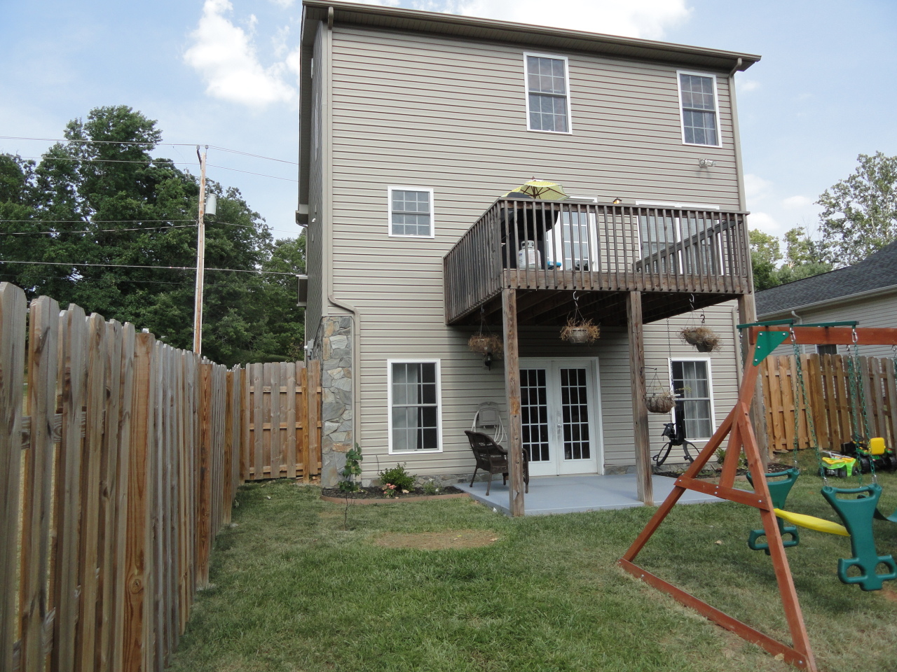 2826 Green Ridge Road Roanoke, VA 24019 - Photo 4 of 21 a front view of a house with garden