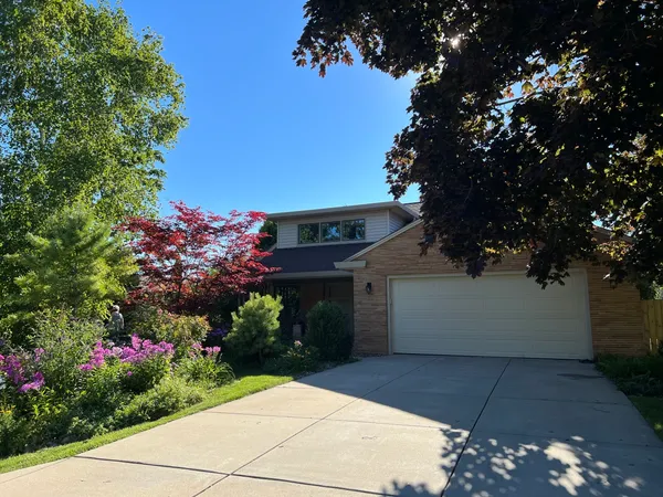 $4,000 | 8551 North Point Drive, Fox Point, WI 53217