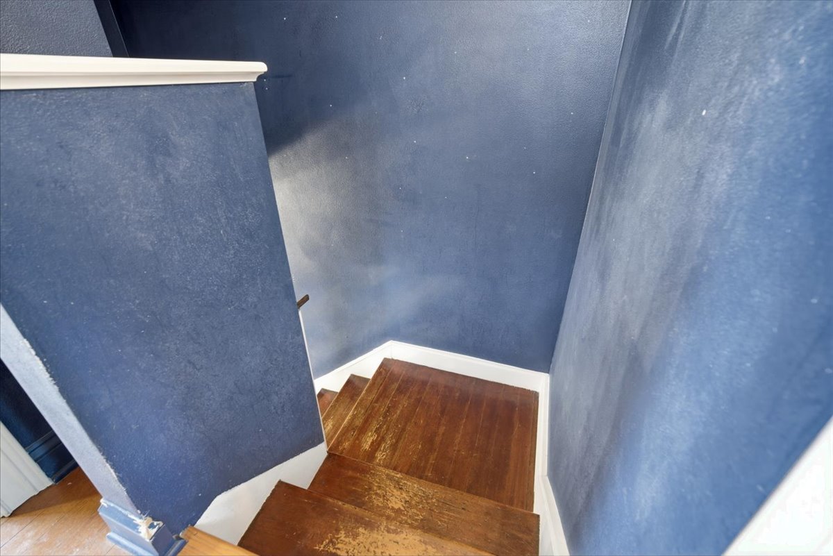 511 East Chestnut Street Bloomington, IL 61701 - Photo 18 of 32 a view of wooden door