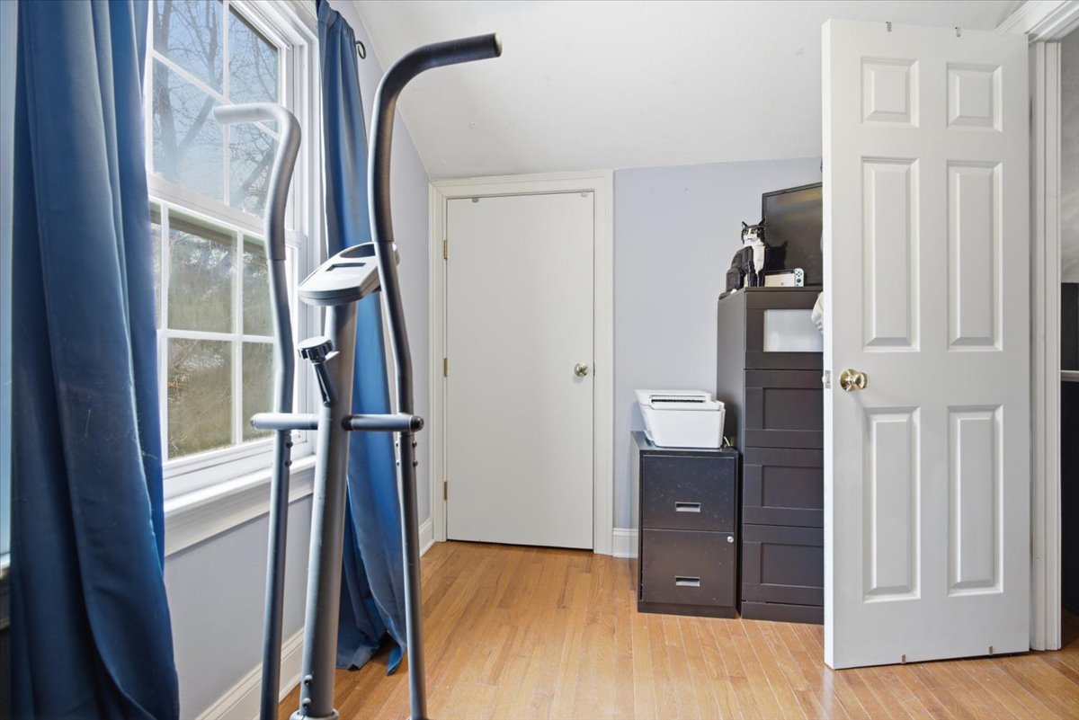 511 East Chestnut Street Bloomington, IL 61701 - Photo 20 of 32 a view of walk in closet