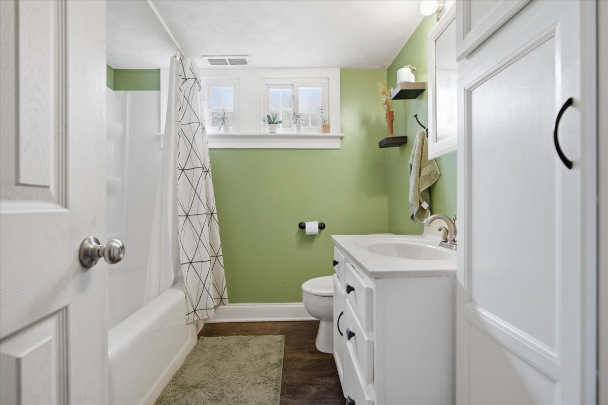 511 East Chestnut Street Bloomington, IL 61701 - Photo 21 of 32 a bathroom with a sink a toilet and shower