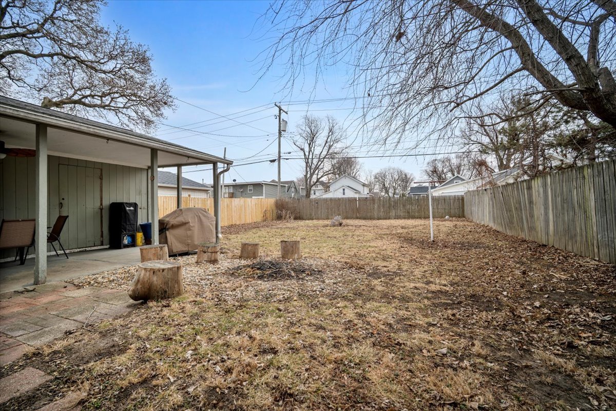 511 East Chestnut Street Bloomington, IL 61701 - Photo 30 of 32 a front view of a house with garden
