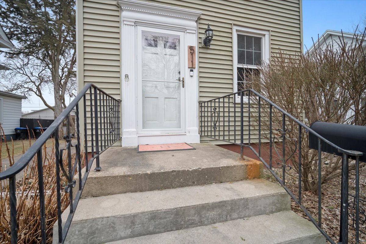 511 East Chestnut Street Bloomington, IL 61701 - Photo 3 of 32