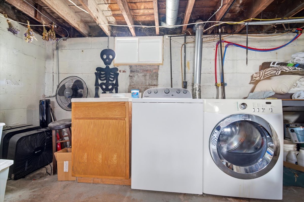 511 East Chestnut Street Bloomington, IL 61701 - Photo 31 of 32 a utility room with dryer and washer