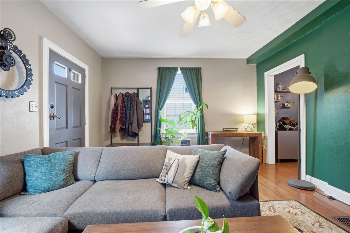 511 East Chestnut Street Bloomington, IL 61701 - Photo 6 of 32 a living room with furniture and a large window