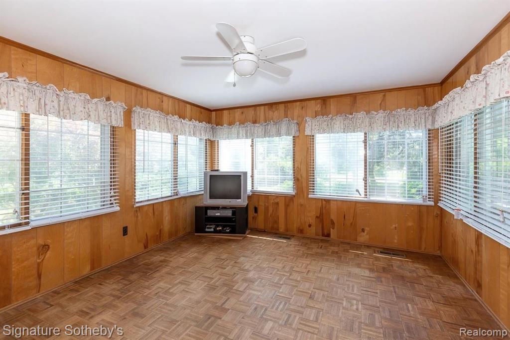27745 Rackham Drive Lathrup Village, MI 48076 - Photo 11 of 36