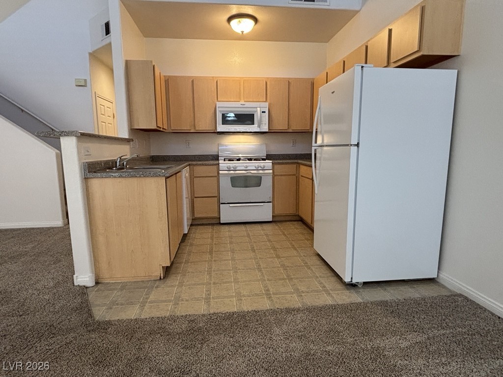 4915 East Russell Road, Unit 140 Las Vegas, NV 89120 - Photo 4 of 9 Kitchen with all appliances