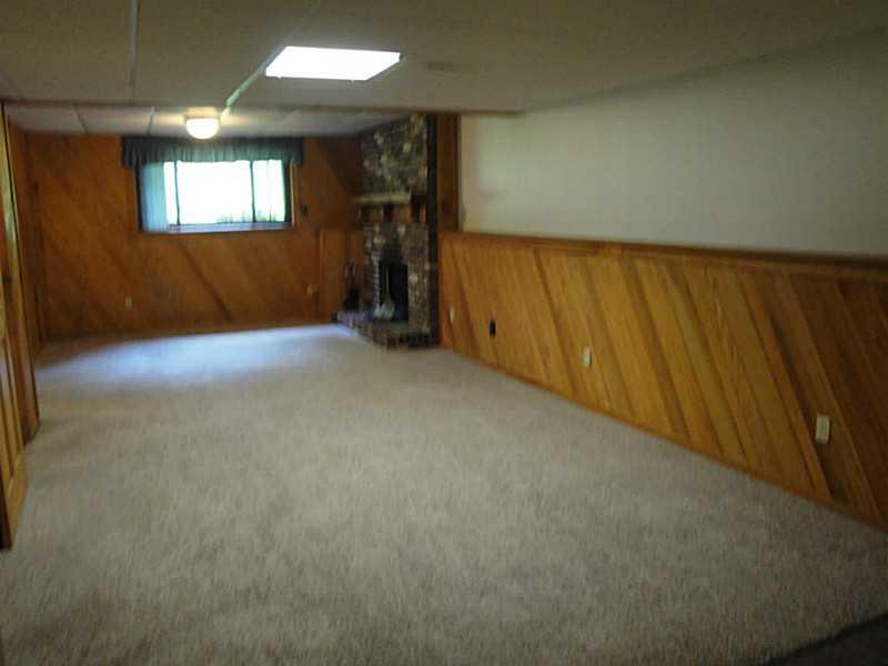 989 Logan Road Gibsonia, PA 15044 - Photo 16 of 22 Den/Family/Great Room.